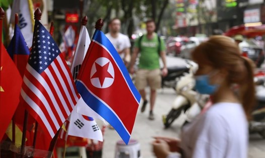 Cờ Mỹ và Triều Tiên bày bán tại Hà Nội - địa điểm diễn ra thượng đỉnh lần 2 giữa ông Donald Trump và ông Kim Jong-un. Ảnh: AP. 