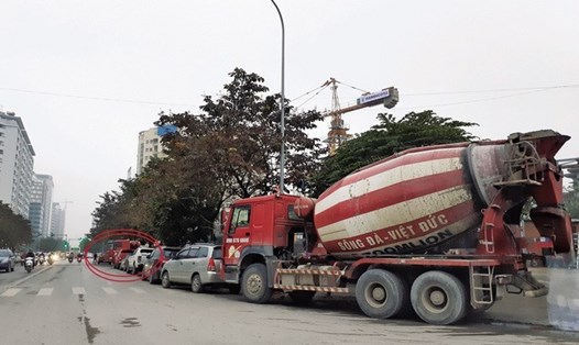 Xe bồn mang logo Sông Đà - Việt Đức chờ đổ bêtông tại công trình trên phố Thành Thái vào hồi 16h30 ngày 10.1. Ảnh: Mộc Trà. 