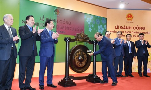 Thủ tướng Nguyễn Xuân Phúc đánh cồng khai trương hoạt động giao dịch chứng khoán đầu Xuân.