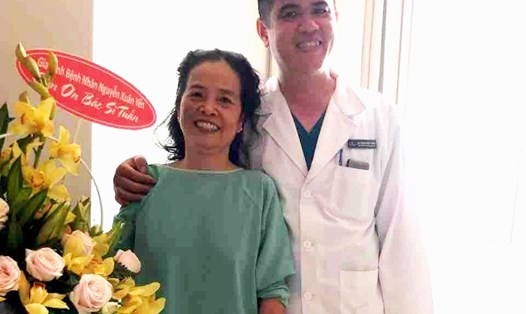 Bệnh nhân Yến và bác sĩ Phan Phi Tuấn trong ngày xuất viện. Ảnh do gia đình cung cấp