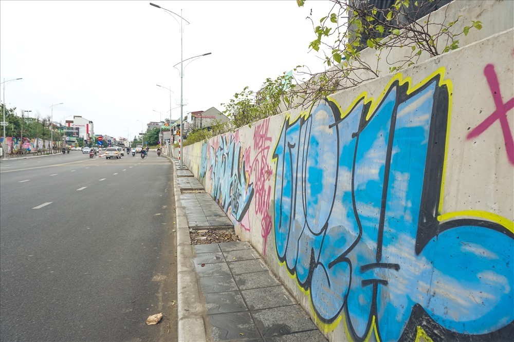Con đường trăm tỉ ở Hà Nội vừa mở rộng đã chi chít hình vẽ graffiti. Ảnh Tan.