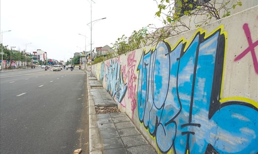Con đường trăm tỉ ở Hà Nội vừa mở rộng đã chi chít hình vẽ graffiti. Ảnh Tan.