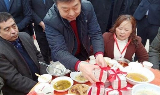 Đại gia Trung Quốc tặng tiền cho dân làng dịp Tết Nguyên đán. Ảnh: SCMP. 