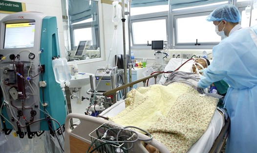 Một bệnh nhân đang được sử dụng những kỹ thuật hiện đại nhất để duy trì sự sống do mắc cúm mùa
