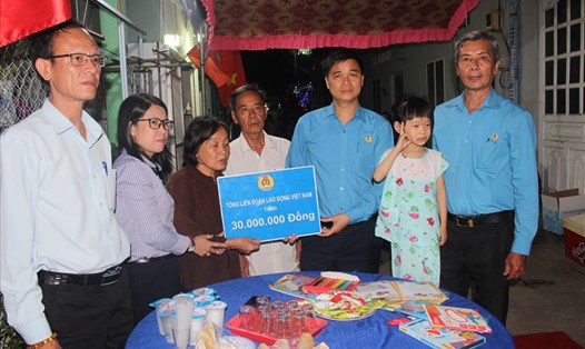 Cán bộ cơ quan Tổng LĐLĐVN đã quyên góp cùng Quỹ Tấm Lòng Vàng báo Lao Động hỗ trợ gia đình 30 triệu đồng để nuôi dạy bé Thảo Lam