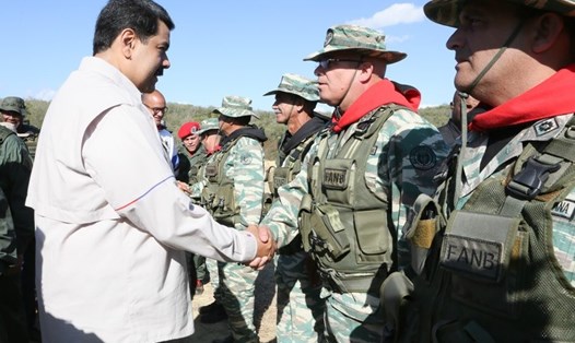 Tổng thống Nicolas Maduro thị sát cuộc tập trận quân sự lớn nhất Venezuela trong vòng 200 năm qua. Ảnh: Twitter Prensa Presidencial.