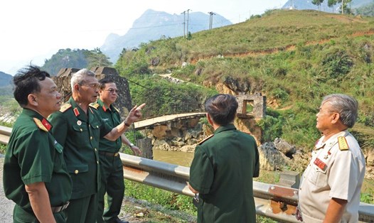 Thiếu tướng Nguyễn Đức Huy (thứ hai từ trái sang) thăm lại chiến trường xưa ở Hà Giang năm 2013. Ảnh: VIỆT VĂN