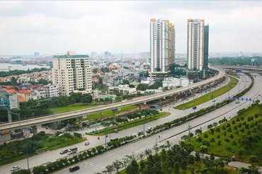 Tuyến metro số 1 (Bến Thành - Suối Tiên) uốn lượn trên xa lộ Hà Nội.  Ảnh: M.Q
