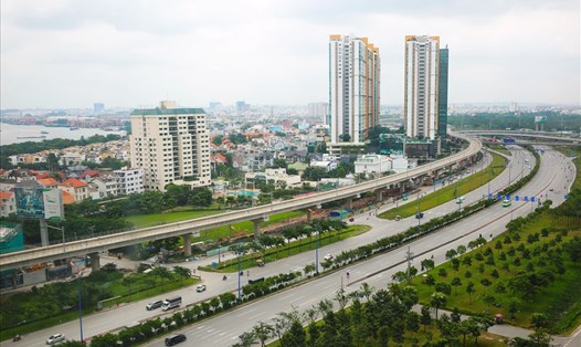 Tuyến metro số 1 (Bến Thành - Suối Tiên) uốn lượn trên xa lộ Hà Nội.  Ảnh: M.Q