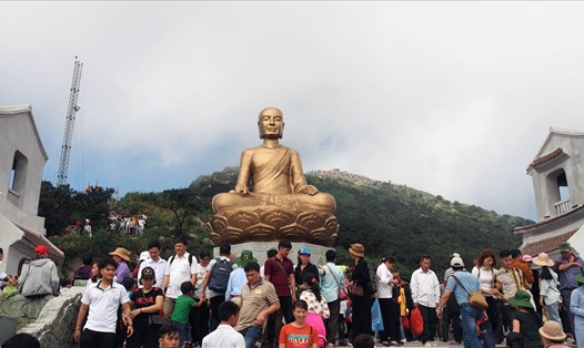 Du khách chiêm bái Bảo tượng Phật hoàng Trần Nhân Tông trên núi Yên Tử. Ảnh: T.N.D