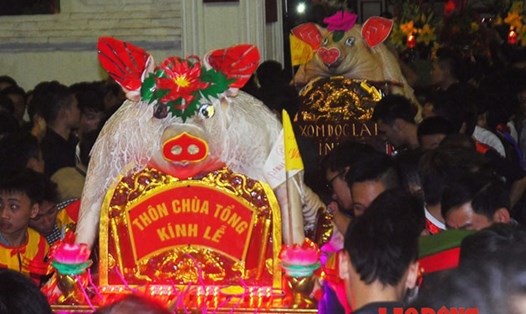 Hội "rước lợn" ở La Phù, Hoài Đức, Hà Nội. Ảnh: TA