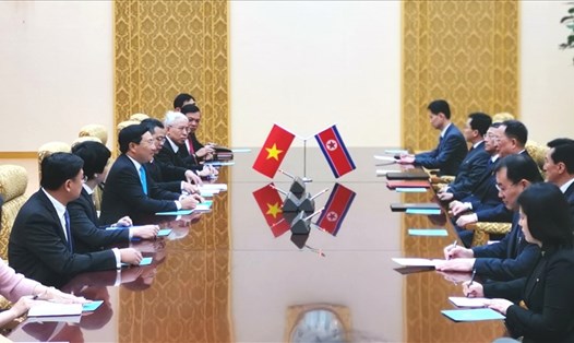 Phó Thủ tướng, Bộ trưởng Ngoại giao Phạm Bình Minh hội đàm với Bộ trưởng Ngoại giao Triều Tiên Ri Yong Ho. Ảnh: BNG