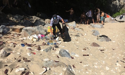 Nhân viên BQL bán đảo Sơn Trà  và các bãi biển du lịch Đà Nẵng ra dọn rác ở điểm du lịch Ghềnh Bàn. 