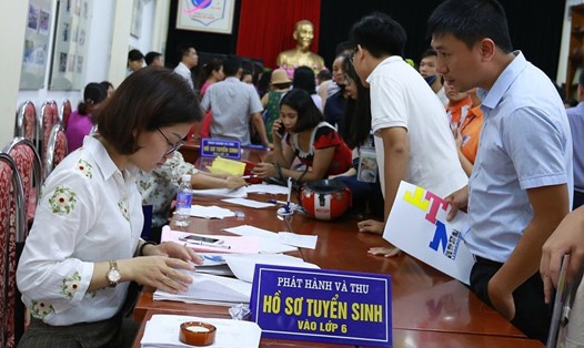 Sở GDĐT Hà Nội tiếp tục duy trì cả 2 phương thức tuyển sinh trực tuyến và trực tiếp. Ảnh: Hải Nguyễn