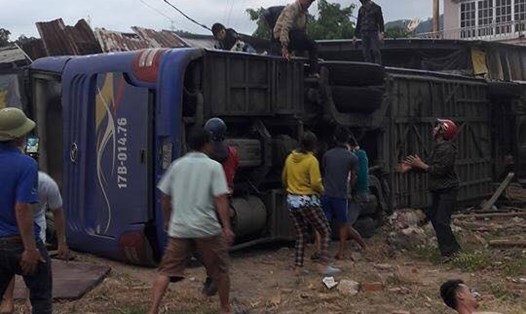 Hiện trường vụ tai nạn xe khách lật ngang ở xã Vĩnh Lương, TP Nha Trang, Khánh Hòa. Ảnh: H.V