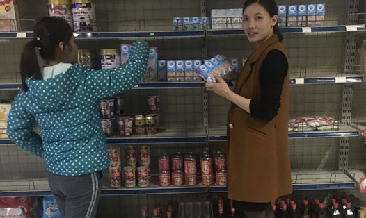 Chị Nguyễn Thị Đông (bên phải) cùng nữ công nhân đến mua đồ tại cửa hàng CĐ của Cty CP May xuất khẩu Hà Phong. Ảnh:Q.CHI