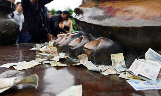 Tiền lẻ được rải ở nhiều đền, chùa trong các mùa lễ hội.
