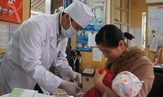 Tiêm vắc-xin để phòng bệnh sởi và các bệnh khác