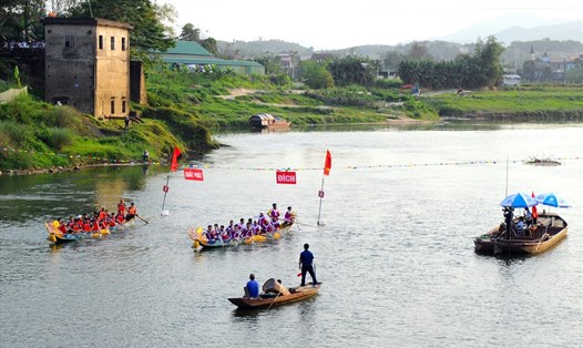 Hội đua thuyền truyền thống trên sông Ngàn Phố. Ảnh: Minh Lý