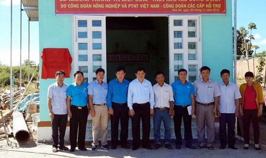 Vợ chồng đoàn viên Siu Gai - Nông trường IAKor (thuộc Cty TNHH MTV Cà phê Việt Đức) nhận kinh phí hỗ trợ xây dựng “Mái ấm công đoàn” của CĐ NN&PTNTVN. Ảnh: Nguồn CĐ NNPTNTVN  