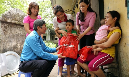 Phó Chủ tịch Thường trực Tổng LĐLĐVN Trần Thanh Hải thăm hỏi, động viên và trao quà cho gia đình CNLĐ tỉnh Hưng Yên nhân dịp Tháng Công nhân. Ảnh: HẢI NGUYỄN