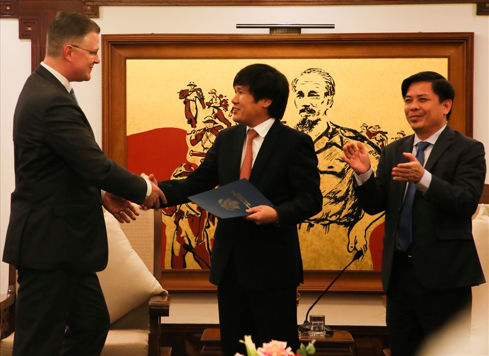 Đại sứ Mỹ tại Việt Nam Daniel Kritenbrink thay mặt Cục Hàng không Mỹ trao chứng chỉ CAT 1 cho ông Đinh Việt Thắng - Cục trưởng Cục Hàng không Việt Nam. Ảnh: Tô Thế