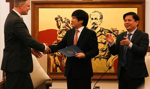 Đại sứ Mỹ tại Việt Nam Daniel Kritenbrink thay mặt Cục Hàng không Mỹ trao chứng chỉ CAT 1 cho ông Đinh Việt Thắng - Cục trưởng Cục Hàng không Việt Nam. Ảnh: Tô Thế