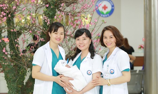 BS Nguyễn Thị Nhã – Trưởng Trung tâm Hỗ trợ sinh sản – Bệnh viện Bưu điện (giữa) – BS nổi tiếng với việc chữa thành công nhiều ca vô sinh hiếm muộn