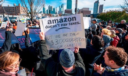 Người dân New York biểu tình phản đối Amazon mở trụ sở tại đây. ( Ảnh: Getty Images) 