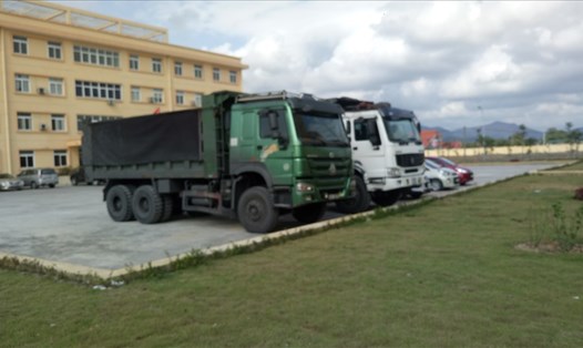 2 chiếc xe tải là phương tiện vận chuyển than trộm cắp của các đối tượng. Ảnh: CAQN