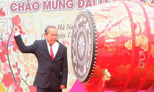 Phó Thủ tướng Trương Hòa Bình đánh trống khai mạc Lễ hội Xuân Tam Chúc năm 2019. Ảnh: NT