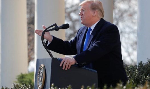 Tổng thống Mỹ Donald Trump tuyên bố tình trạng khẩn cấp quốc gia tại biên giới Mỹ-Mexico trong khi phát biểu về an ninh biên giới trong Vườn hồng của Nhà Trắng ở Washington, Mỹ ngày 15.2. Ảnh: Reuters. 
