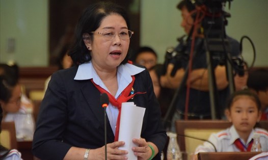 Bà Bùi Thị Diễm Thu - Phó giám đốc Sở GD - ĐT TPHCM trao đổi với các em thiếu nhi về việc xây dựng nhà vệ sinh trường học