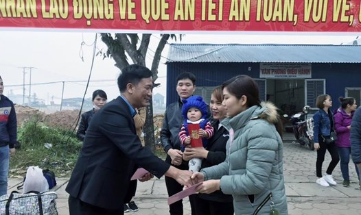 Chủ tịch CĐ các KCN tỉnh Thái Nguyên Dương Văn Thái (bên trái ảnh) tặng quà, động viên NLĐ trở lại làm việc sau khi nghỉ Tết. Ảnh: N.V