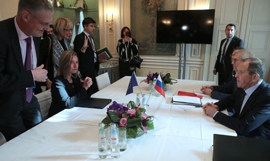 Ngoại trưởng Nga Sergei Lavrov (phải) hội đàm với Cao uỷ Chính sách Đối ngoại EU Federica Mogherini (trái) bên lề Hội nghị An ninh Munich, ngày 15.2.2019. Ảnh: Sputnik
