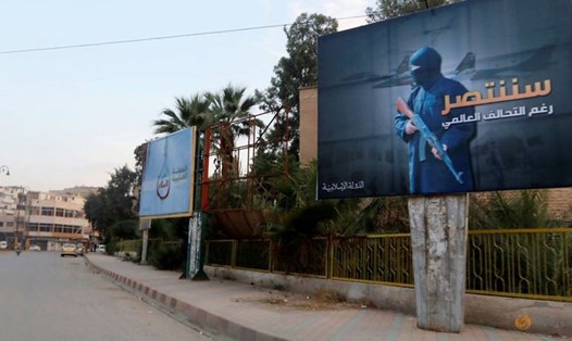 Một áp phích của IS ở Raqqa, Syria năm 2014 viết: “Chúng ta sẽ chiến thắng bất chấp liên minh quốc tế”. Giờ đây, IS đang trên bờ vực thất bại hoàn toàn. Ảnh: Reuters
