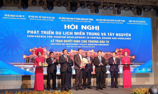Đại diện Lãnh đạo Tập đoàn FVG vinh dự nhận quyết định chủ trương đầu tư dự án Khu du lịch sinh thái cổng trời Đông Giang với sự chứng kiến của Thủ tướng Chính phủ.