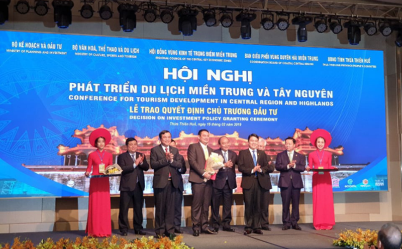 Đại diện Lãnh đạo Tập đoàn FVG vinh dự nhận quyết định chủ trương đầu tư dự án Khu du lịch sinh thái cổng trời Đông Giang với sự chứng kiến của Thủ tướng Chính phủ.