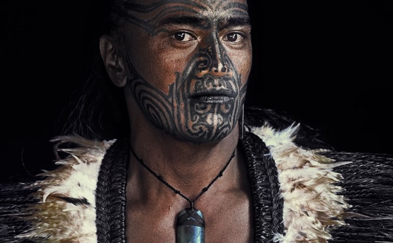 Do nhiều thế kỷ bị cô lập, người Maori (New Zealand) đã thành lập một xã hội riêng biệt với nghệ thuật đặc trưng, ngôn ngữ riêng biệt và thần thoại độc đáo. Xăm mình luôn là một phần quan trọng của văn hóa Maori. Nhận hình xăm là một bước quan trọng để trưởng thành. Mỗi thành viên của một nhóm bản địa Maori có một vai trò cụ thể và một vị trí cụ thể trong trật tự xã hội.