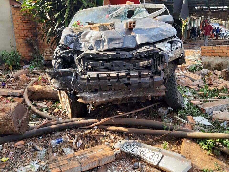 Chiếc ô tô bị hư hỏng hoàn toàn sau vụ tai nạn.