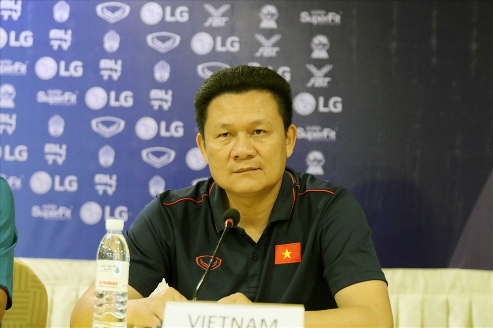 HLV Nguyễn Quốc Tuấn  lo lắng về hàng thủ của U22 Việt Nam. Ảnh: VFF