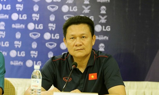 HLV Nguyễn Quốc Tuấn  lo lắng về hàng thủ của U22 Việt Nam. Ảnh: VFF