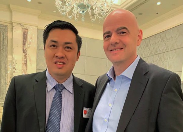 Phó chủ tịch VFF Cao Văn Chóng gặp gỡ Chủ tịch FIFA Gianni Infantino tại Hội nghị bóng đá cấp cao FIFA. Ảnh: VFF