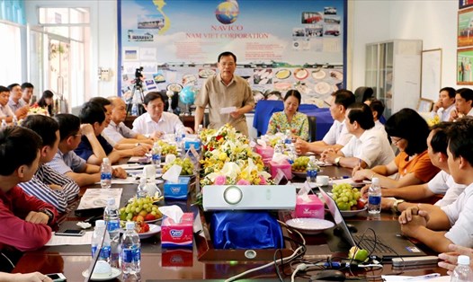 Bộ trưởng Nguyễn Xuân Cường phát biểu tại buổi làm việc sau chuyến đi tham quan thực tế. Ảnh: LT