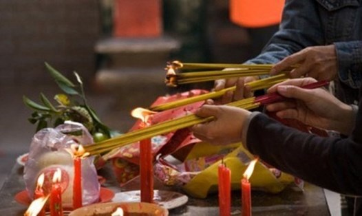 Vào ngày rằm tháng Giêng, người Việt thường sửa soạn mâm cỗ cúng gia tiên tại nhà và lên chùa cầu bình an.