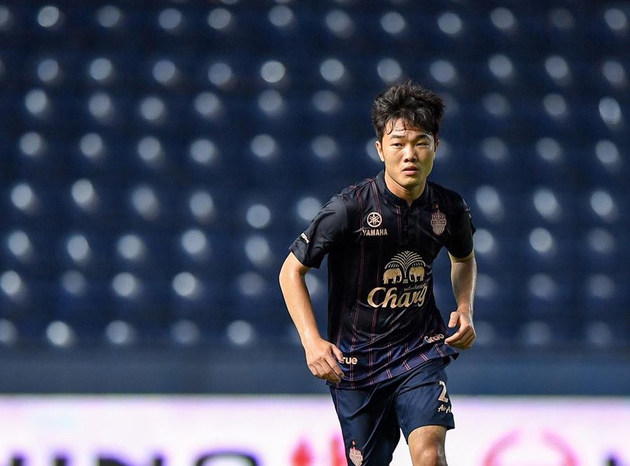 Xuân Trường mắc lỗi trong trận giao hữu với Nakhon Ratchasima khiến Buriram United bị cầm hòa 1-1. Ảnh: Buriram United FC