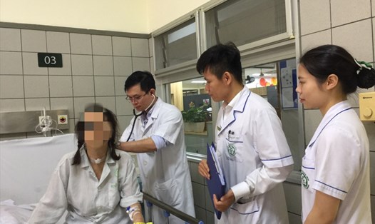 Bệnh nhân được các bác sĩ thăm khám trước khi xuất viện cuối tuần qua
