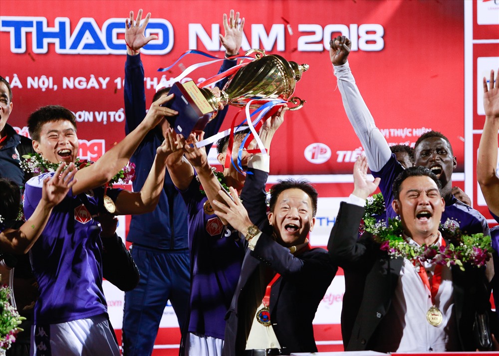 Bầu Hiển ăn mừng Siêu Cúp QG cùng CLB Hà Nội. Ảnh: Đ.H