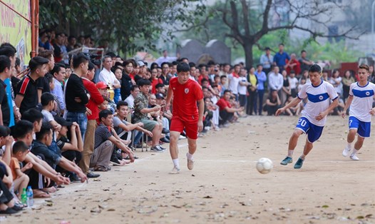 Hàng nghìn người theo dõi trận chung kết giải bóng đá Triều Khúc Xuân Kỷ Hợi. 