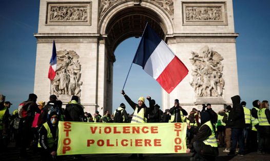 Người biểu tình "Áo vàng" ở Khải Hoàn Môn, Paris / Ảnh: Reuters